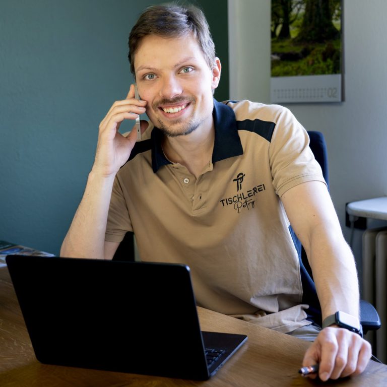 Erstgespräch Person führt ein telefonisches Erstgespräch zur Projektplanung.