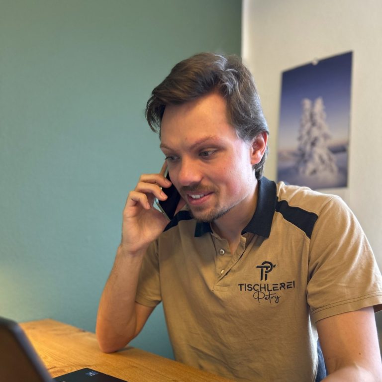 Erstgespräch Person führt ein telefonisches Erstgespräch zur Projektplanung.