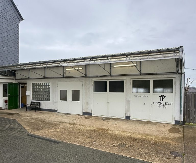 Tischlerei Petry Ein Bild der Tischlerei Petry von außen. Zusehen ist die Werkstatt sowie der Hof in Wuppertal Cronenberg.