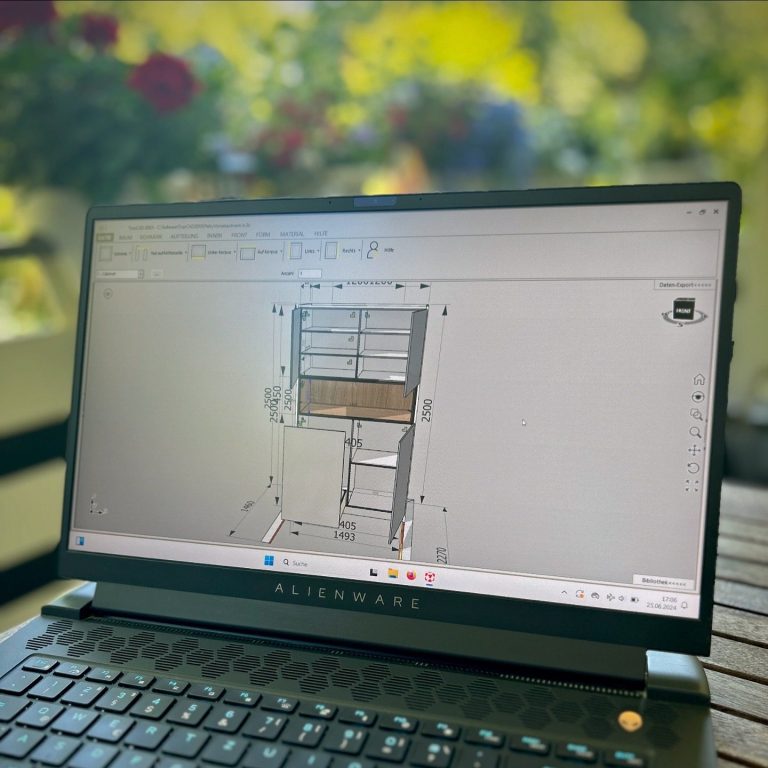 Detailplanung Laptop mit geöffneter 3D-Konstruktionssoftware zeigt die Detailplanung eines Möbelprojekts.